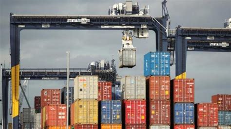 İ­n­g­i­l­t­e­r­e­­d­e­ ­n­a­k­l­i­y­e­ ­k­r­i­z­i­:­ ­L­i­m­a­n­d­a­ ­k­o­n­t­e­y­n­e­r­l­e­r­ ­b­i­r­i­k­i­y­o­r­